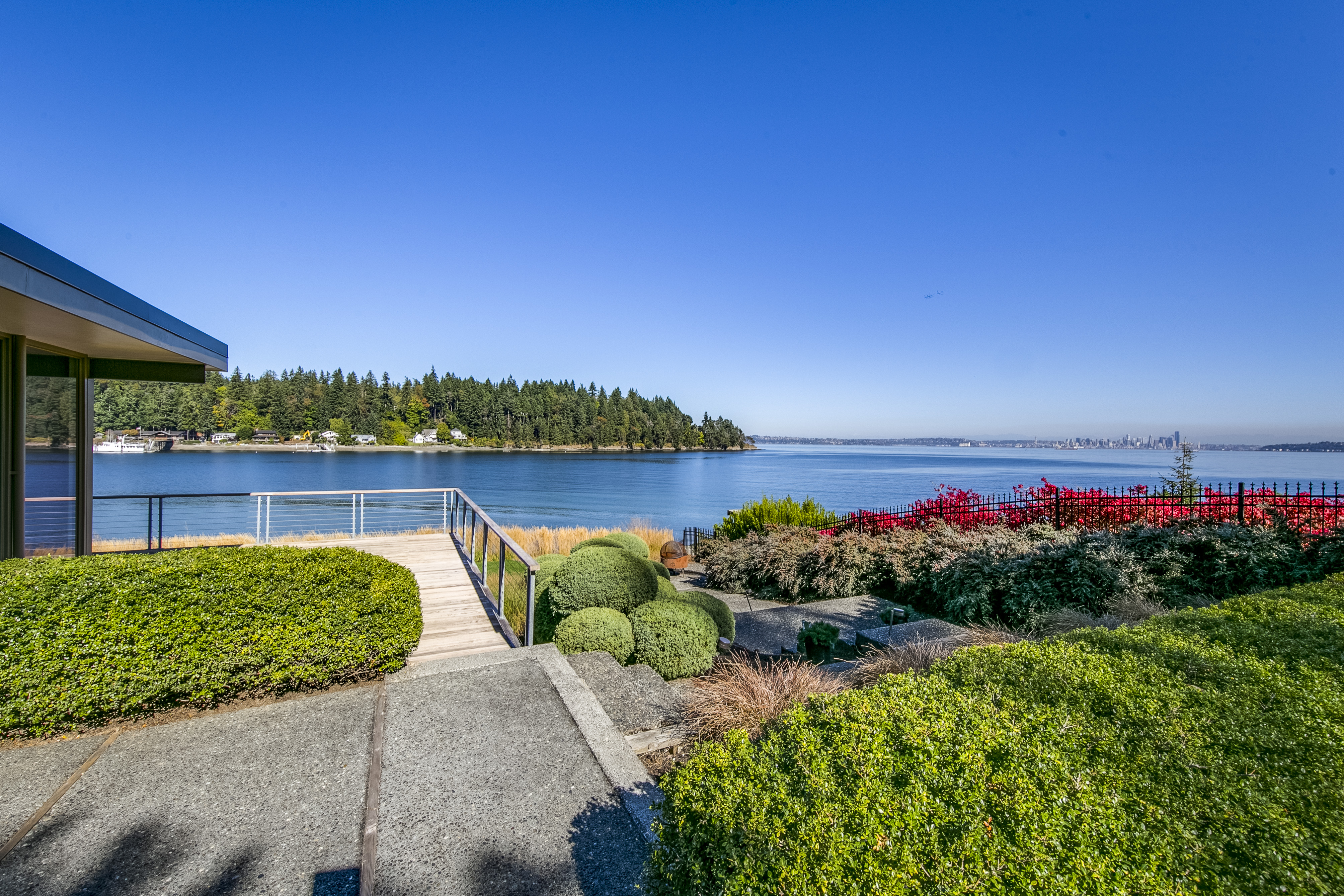 Photos Bainbridge Island listing on Country Club Lane is going for