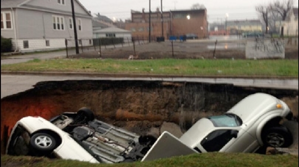 130418_car_sinkhole.jpg