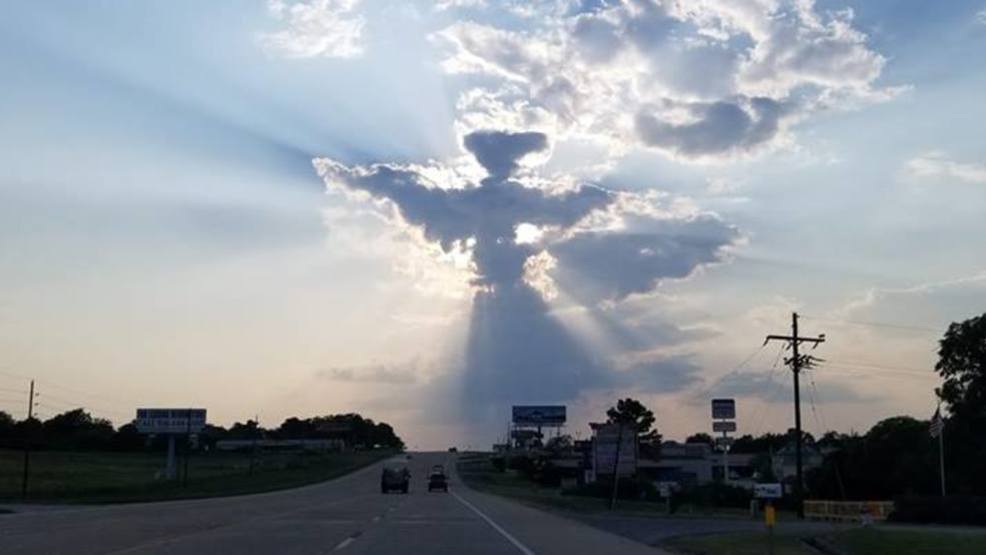 Texas driver captures 'glowing angel' cloud formation near Houston