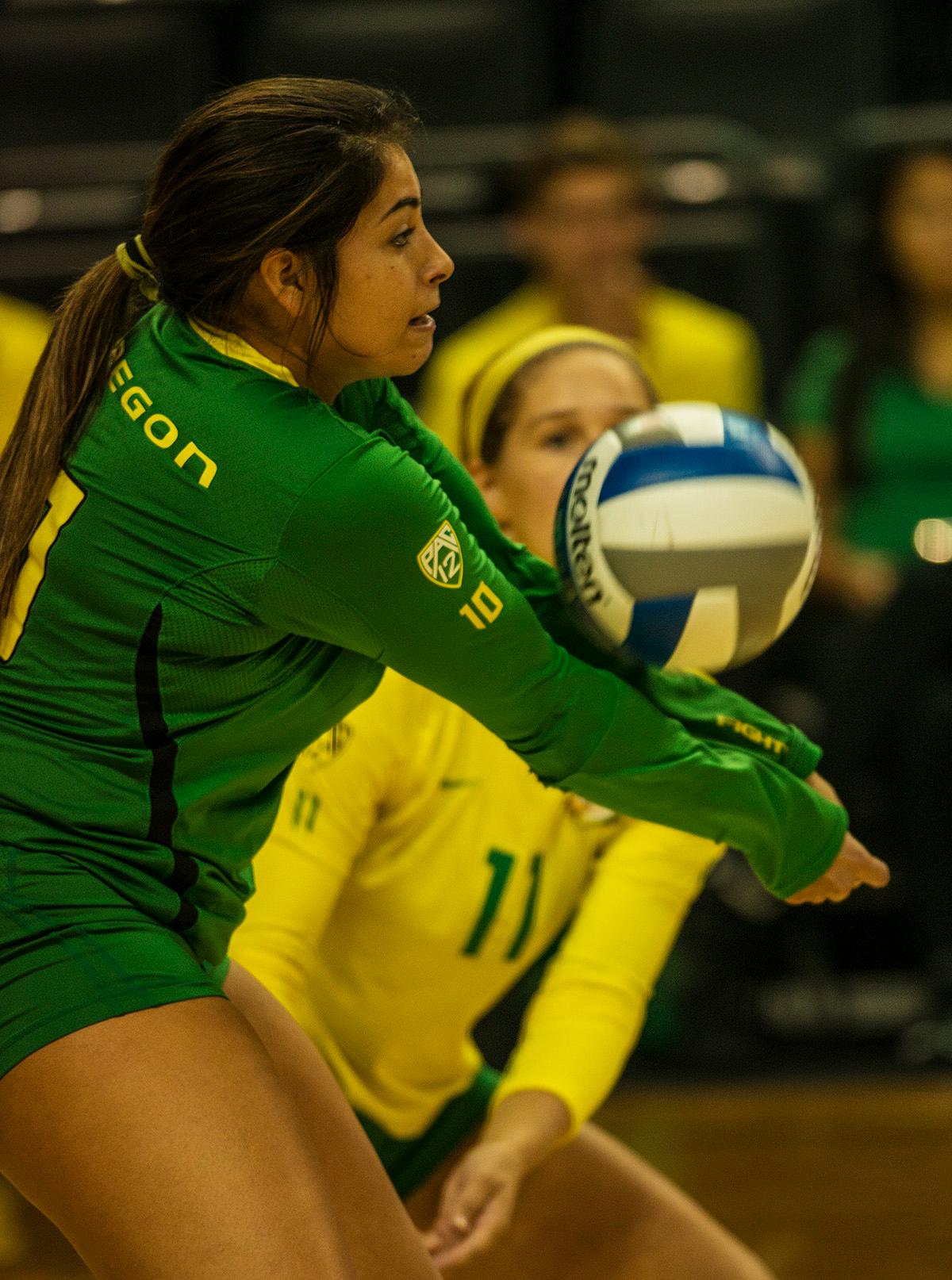 Photos: Ducks volleyball takes on Illinois and Belmont | KVAL 